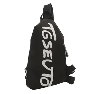 Bolso de pecho minimalista en lona negra con un elegante estampado gráfico blanco