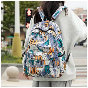 Detalle de mochila de gran capacidad con letras de grafiti artístico y estampado de moda