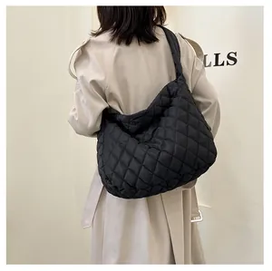 Vista posteriore di una borsa nera trapuntata a nuvola con tracolla imbottita e capiente