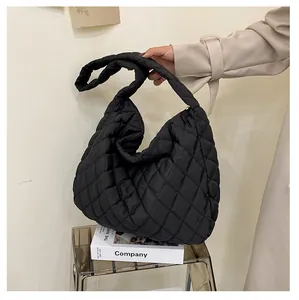 Dettaglio della borsa shopper trapuntata nera con cuciture a rombi per uso quotidiano