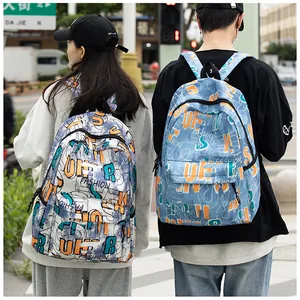 Foto callejera de mochilas grandes con estampados de graffiti en modelos urbanos
