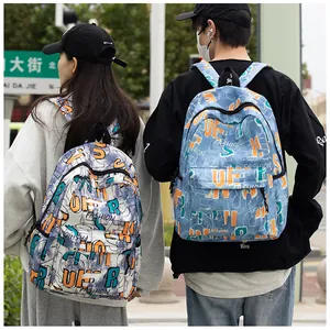 Vista trasera de mochilas con estampado de grafiti moderno, letras naranjas y correas anchas