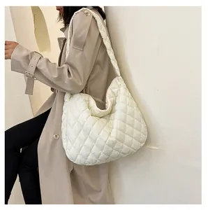 Dettaglio della borsa tote trapuntata bianco crema con texture a nuvola e morbida