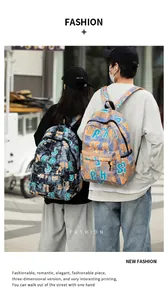 Detalle de mochila estilo graffiti con estampados llamativos y material de lona duradero