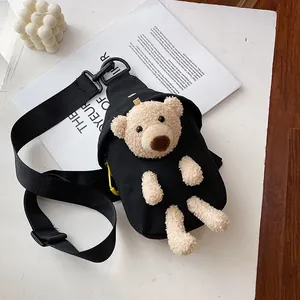 Borsa a tracolla in tela nera con orsetto di peluche 3D e tracolla larga regolabile