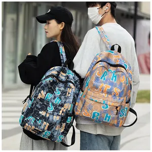 Detalle de mochilas con graffiti en azul marino y caqui con bolsillos laterales