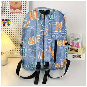 Detalle de la mochila grafiti mostrando bolsillo antirrobo trasero y correas ajustables