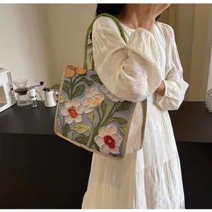 Détails de la texture de peinture florale et poignée en corde sur un sac fourre-tout