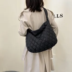 Borsa a tracolla trapuntata nera da donna stile nuvola con design capiente ed elegante