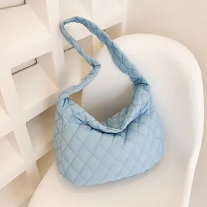 Borsa a spalla trapuntata azzurra con motivo a rombi e grande capacità spaziosa
