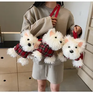 Detail der West Highland White Terrier Plüschtasche mit rot-karierter Kleidung und Gurt