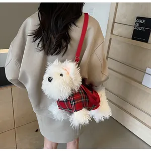 Detail der weißen Plüschhunde-Tasche mit Karomuster und verstellbarem Canvas-Gurt