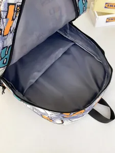 Mochila con estampado de graffiti, gran compartimento principal y asa superior resistente