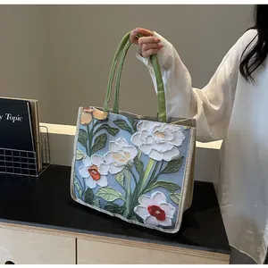 Détail du motif floral 3D à l'huile et de la texture lin sur le grand sac cabas