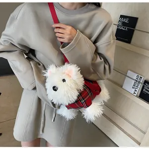 Details einer süßen weißen Plüsch-Hundetasche mit rotem Karo-Pullover und Schultergurt