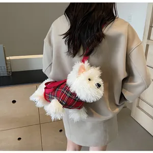Detail einer weißen Plüschhunde-Umhängetasche mit Schottenmuster und rotem Gurt am Model