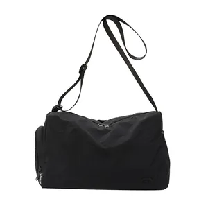Sac fourre-tout en nylon noir avec bandoulière réglable et détail de fermeture FASHION
