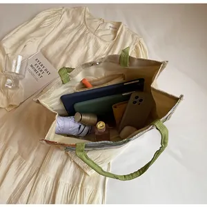 Vue intérieure du grand sac cabas avec poche zippée et rangement pour objets quotidiens