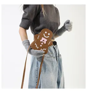 Détail du sac bandoulière bonhomme de pain d'épices avec nœud rose porté par mannequin