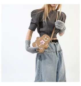 Petit sac bandoulière bonhomme de pain d'épices porté par un mannequin en jean
