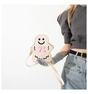 Détail du sac à bandoulière en forme de bonhomme de pain d'épices porté sur soi