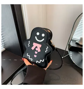 Détail du sac bandoulière bonhomme pain d'épices en similicuir noir avec nœud rose