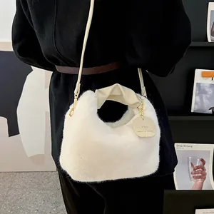 Sac bandoulière en fausse fourrure blanche avec poignée cuir et bandoulière