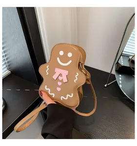 Détail du sac bandoulière bonhomme de pain d'épices avec des motifs de cœur et glaçage