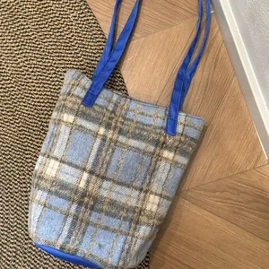Grand sac cabas en laine à carreaux bleus et beige avec anses en toile bleue