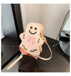 Détail du sac bandoulière bonhomme pain d'épices avec nœud rose et cuir crème