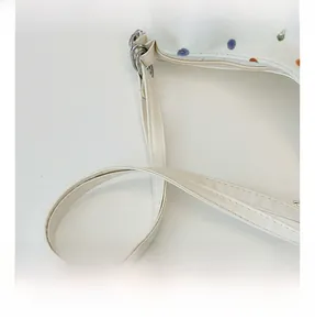 Detailansicht der Canvas-Tasche mit bunten Punkten, Metallringen und Reißverschluss