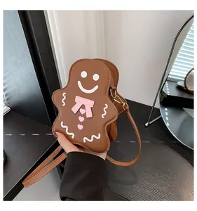Vue détaillée du sac bandoulière bonhomme de pain d'épices avec nœud rose poli