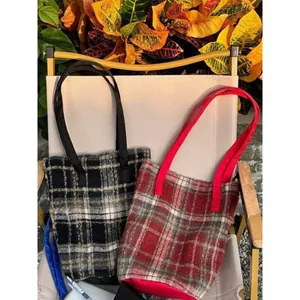 Sac Seau en Laine Écossais pour Femmes Grande Capacité Rétro Fourre-Tout Sac à Main Bandoulière pour École Navettage