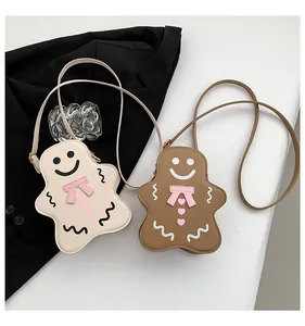Détails du sac bandoulière bonhomme de pain d'épices avec broderies et nœuds mignons