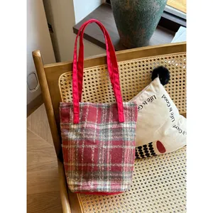 Sac fourre-tout classique en tweed à carreaux rouges et blancs avec anses tissées rouges