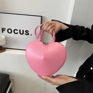 Rosafarbene herzförmige Umhängetasche für Damen im minimalistischen Kunstleder-Design