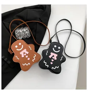 Vue détaillée des sacs bandoulière bonhomme pain d'épices avec nœuds et détails ondulés