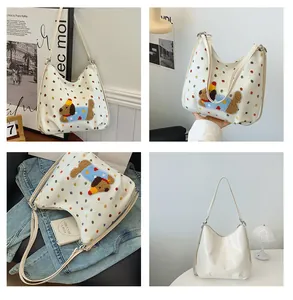 Detailaufnahmen der Canvas-Tasche mit Dackel-Plüsch-Patch und bunten Polka-Dots