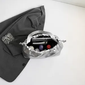 Sac fourre-tout argenté métallisé avec intérieur spacieux pour tablette et accessoires