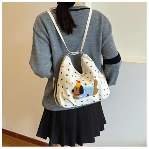 Rückansicht eines Modells mit einer Dackel-Punkt-Canvas-Tasche und Stickereidetails