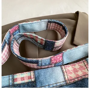 Dettaglio della tracolla in tela patchwork con denim blu e tessuti a quadretti