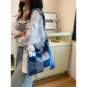 Grande borsa tote patchwork in denim da donna con ciondolo a forma di coniglio bianco