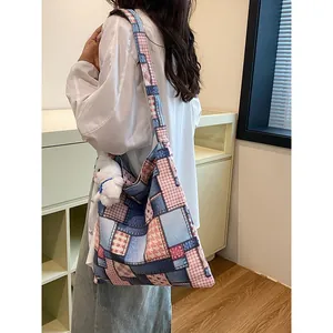 Grande borsa tote in tela a scacchi con motivi patchwork e ciondolo a forma di coniglio