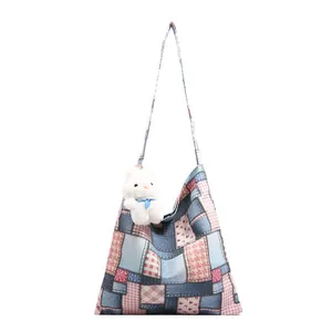 Borsa tote in tela patchwork rosa e blu con motivo a quadri e ciondolo a coniglio