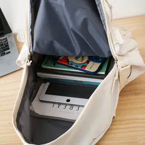 Zaino beige minimalista di grande capacità con libri e tablet all'interno