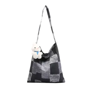 Sac fourre-tout rétro en denim gris avec un joli pendentif de lapin en peluche blanc