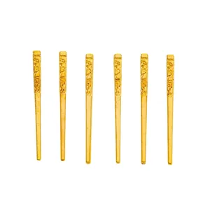 Lot de six breloques baguettes en alliage doré vintage avec motifs gravés en relief