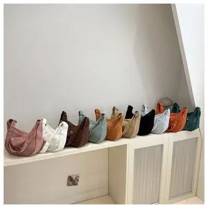 Detalle de 10 colores de bolsos de pana en forma de luna con bordado de letras moderno
