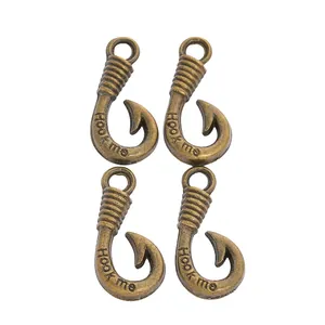 Lot de quatre pendentifs hameçons en alliage de bronze vintage avec gravure Hook Me