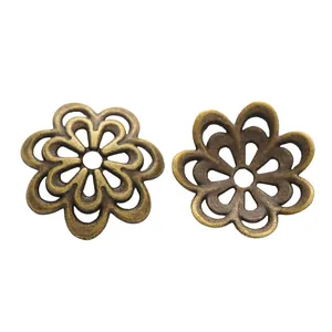 Vue détaillée de deux calottes de perles fleurs en bronze vintage pour bijoux DIY